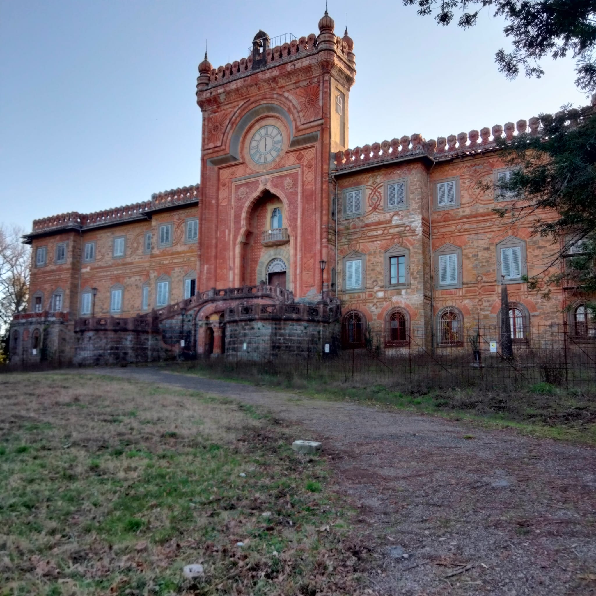 L’Associazione Culturale Cristiana Dignità	e Lavoro segnala lo stato di degrado del Castello di Sammezzano, auspicando il recupero del prezioso complesso.